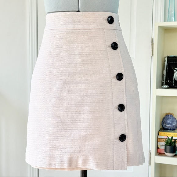 Ann Taylor Textured Side Button A-line Skirt (size 2) - Picture 2 of 10